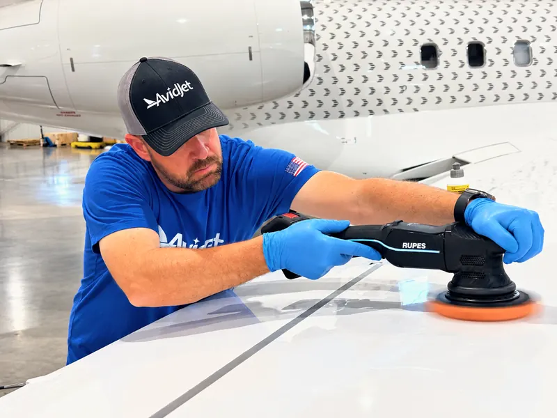 Polishing machine on aircraft paintwork